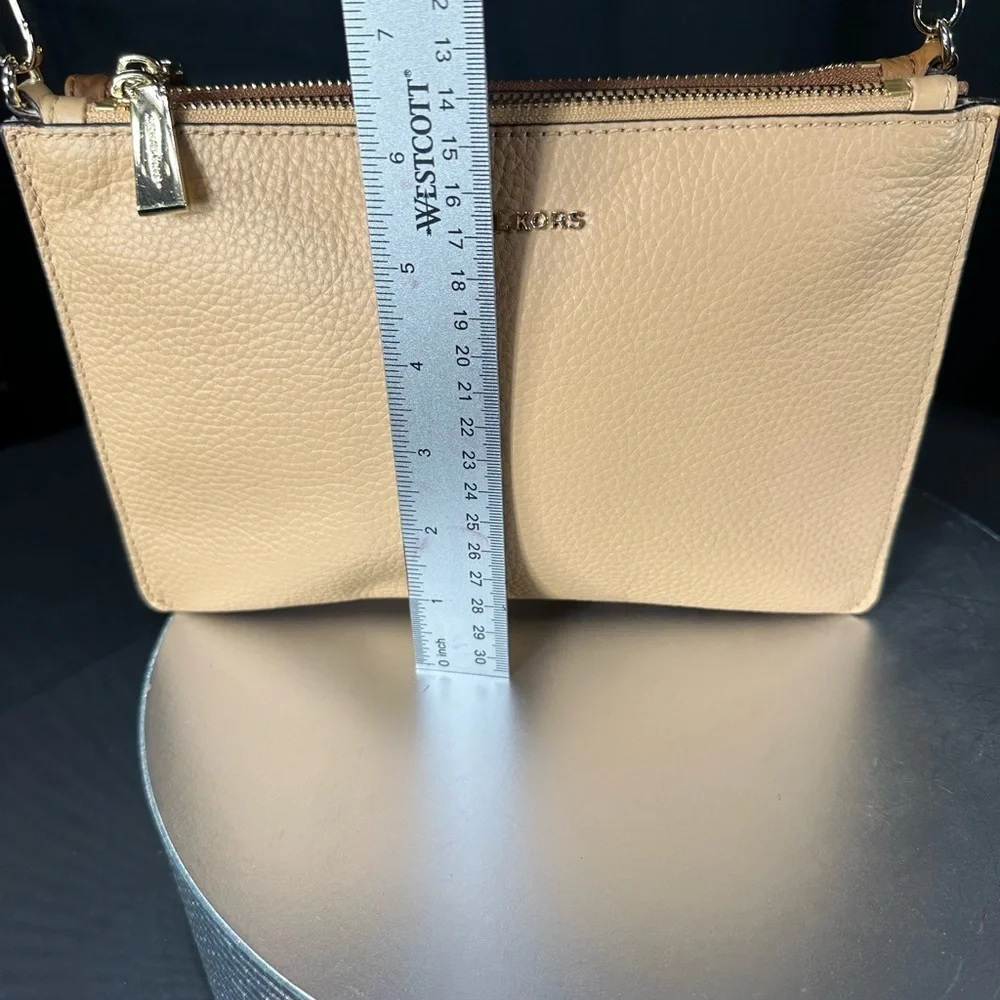 Michael Kors Cream Leather Women's Bag pre Owned Exellent condition